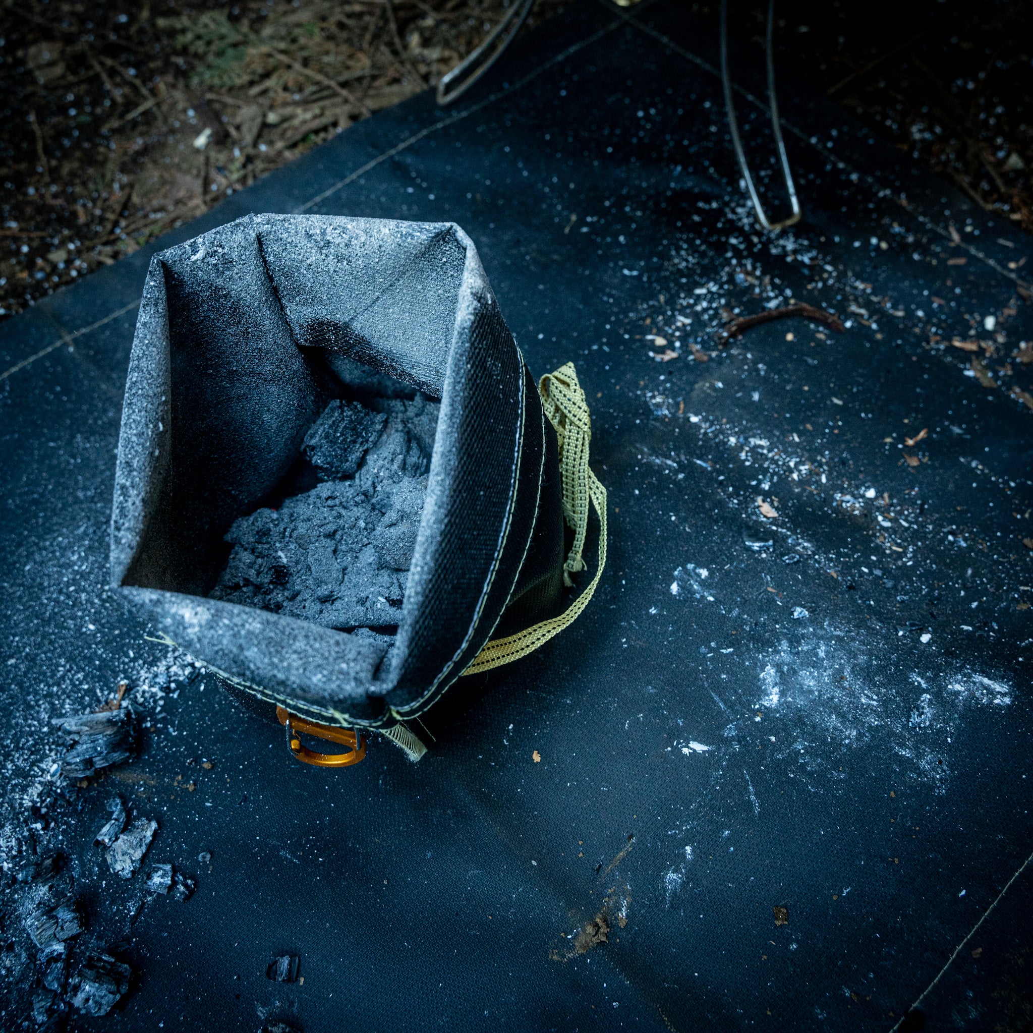 炭処理の手間を劇的改善！掌サイズに収納できる火消し袋「アッシュキャリー」